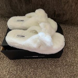 Brand NEW Fashion Nova White Slippers Size 8